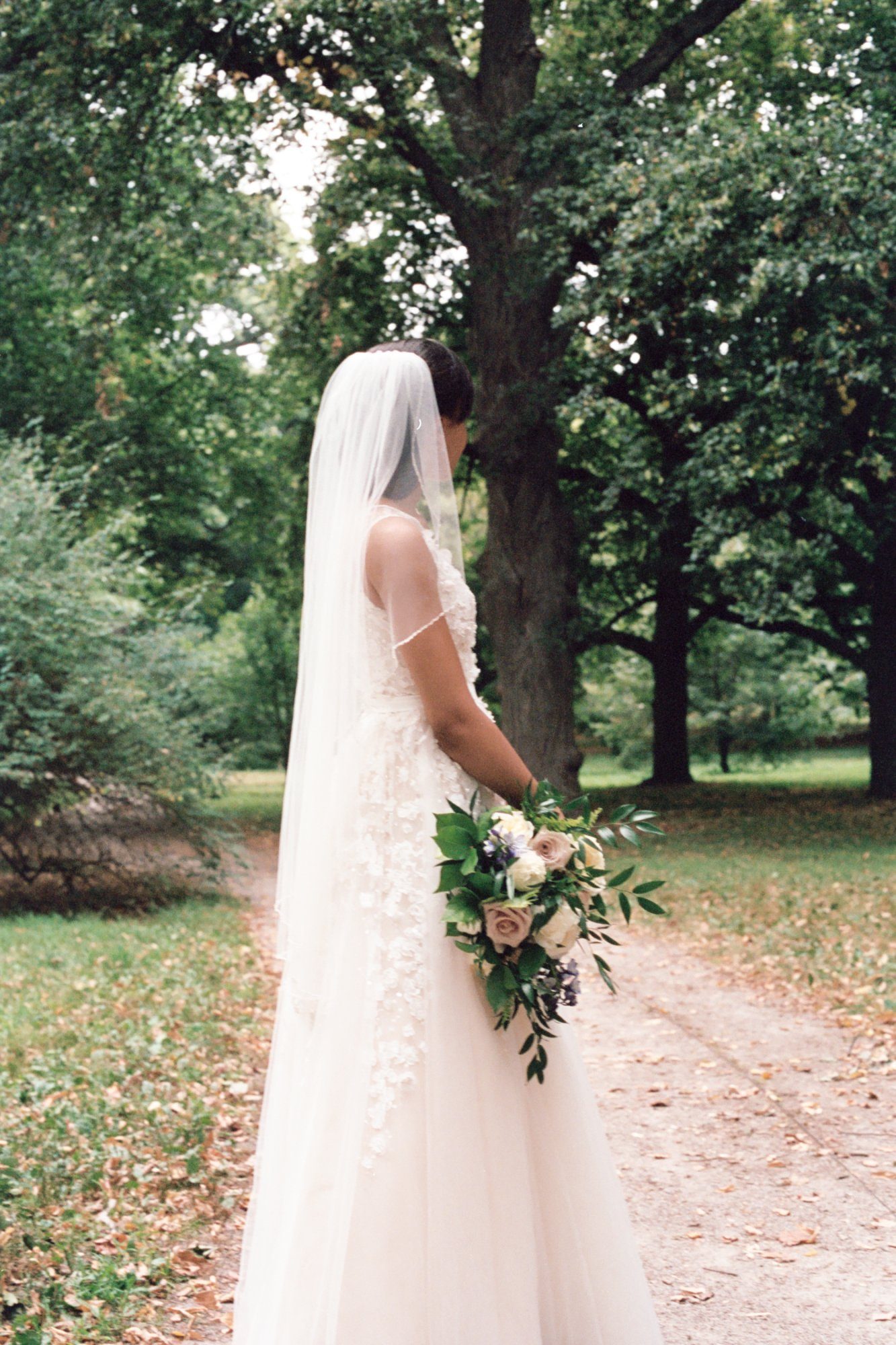 Kiss in garden with bouquet